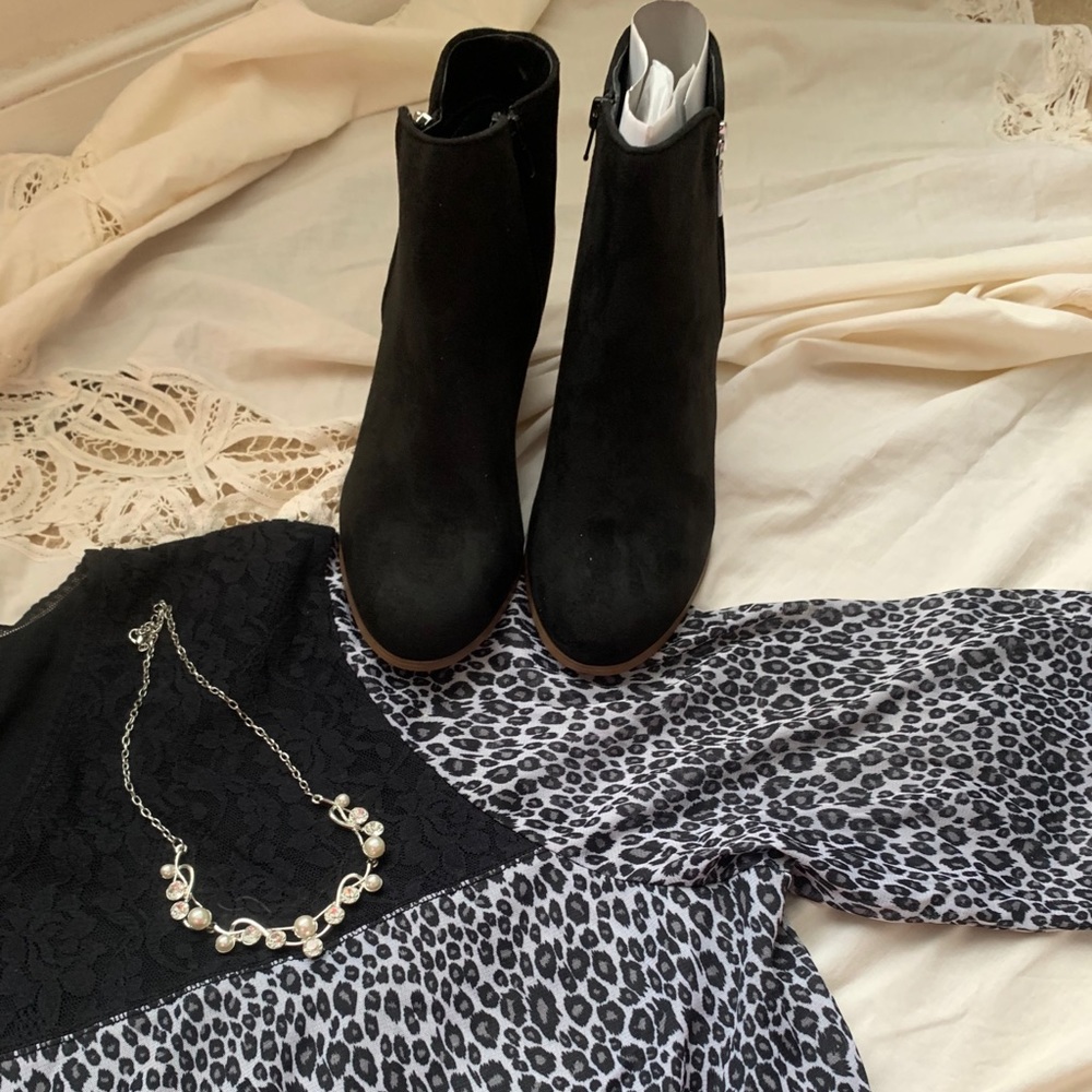 💕NEW💕 Booties Size 11W Ankle Boots Suede Black + top